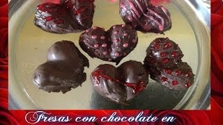 Fresas cubiertas de chocolate en forma de corazon para el dia de san valentin [upl. by Skantze105]