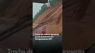 Caraguatatuba Trecho de rodovia apresenta queda de barreira [upl. by Anpas491]