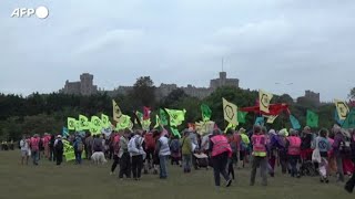 Clima Gran Bretagna manifestazione degli attivisti di Extinction Rebellion a Windsor [upl. by Vivie]