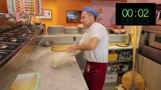 Il pizzaiolo più veloce del mondo è di Reggio Emilia ecco la sua pizza in 20 secondi [upl. by Naji]