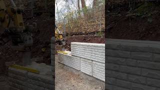 Betonblocksteine mit Steinmuster setzen betonstein betonmauer tiefbau minibagger [upl. by Anelec]