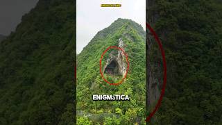 ¡Esta es una ENIGMÁTICA CUEVA en una montaña de Chongqing China [upl. by Aliam]