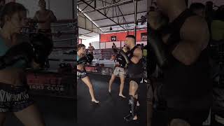 Força e precisão nos chutes das atletas no pad com Léo Elias One Way muaythai artesmarciais [upl. by Eno199]