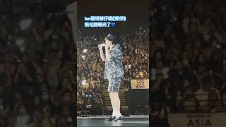 Ian陳卓賢第4場演唱會 着短褲仔露飛毛腿唱《背伴》 震撼hellosss 娛壹 ian 陳卓賢 [upl. by Avie325]