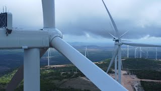 Drone próximo as turbinas eólicas do complexo umari em serra de são bento rnquotimagem incrívelquot [upl. by Pollak214]