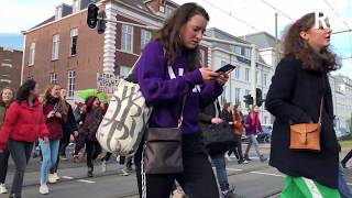 Scholieren zingen in Den Haag “CO2 weg ermee” [upl. by Selegna]