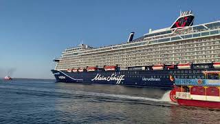 Mein Schiff 7  Auslaufen aus Warnemünde mit Schlepperballett [upl. by Gambrell748]