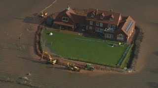 Floods in Somerset Island house as owner builds makeshift flood barricade [upl. by Volotta990]