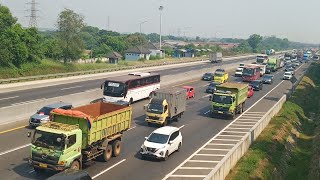 Antrian kendaraan memadati tol jakarta cikampek TWofficial [upl. by Ainslee19]