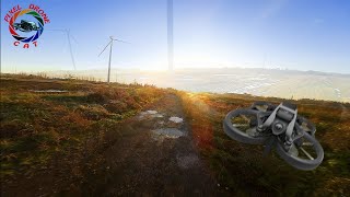 Hermoso atardecer en campo de torres eólicas fpv [upl. by Colbye]