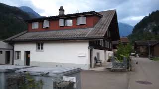 Schwarze Katze 🐈‍⬛ streift vorbei in MeiringenBerner OberlandSchweiz 🇨🇭🏔 🙂 [upl. by Ecinreb]