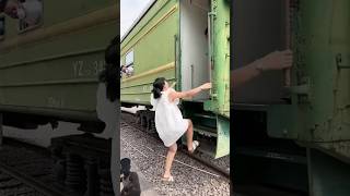 Train mein Kaise chal raha hai dekho green screen fast tain [upl. by Tedda]