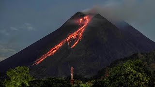 Vulkan Merapi auf Indonesien spuckt Lava [upl. by Yttiy]