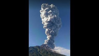 GUNUNG MERAPI MELETUS  JUMAT 11 MEI 2018 [upl. by Coretta]