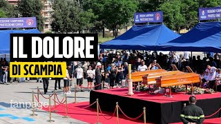 Scampia i funerali dei 3 abitanti della Vela Celeste il Sindaco quotOra soluzione definitivaquot [upl. by Colb916]