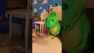 TEM UM DINOSSAURO NA CASA DO LUCCAS NETO [upl. by Arleta]