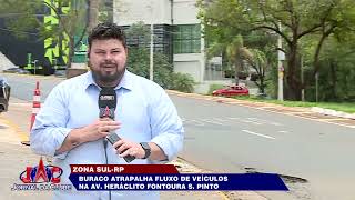 Buraco atrapalha fluxo de veículos na Av Heráclito Fontoura S Pinto  Jornal da Clube 281024 [upl. by Richmound208]