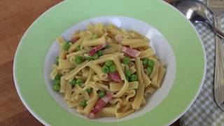 Pasta con piselli e pancetta [upl. by Belda]