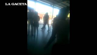 Una pelea entre alumnas pudo terminar en una tragedia [upl. by Aieka]