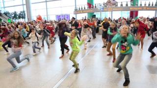 Новогодний флэшмоб в Аэропорту Домодедово  New Year flash mob at Domodedovo Airport [upl. by Oinigih]