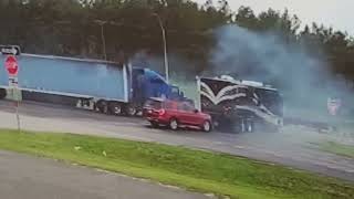 MOTORHOME PULLS OUT IN FRONT OF 18 WHEELER Truck driver deserves an award UNBELIEVEABLE OUTCOME [upl. by Lyris654]