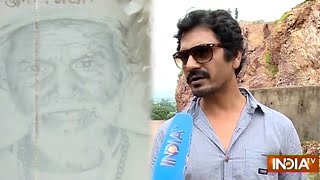 Manjhi  The Mountain Man Nawazuddin Siddiqui Meet Dashrath Manjhis Family  India TV [upl. by Nazario]