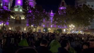 Manifestants per l’habitatge acampen a València [upl. by Suivatra]