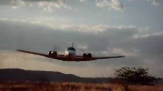 Rasante Beechcraft Baron Low Pass [upl. by Annahsirhc]