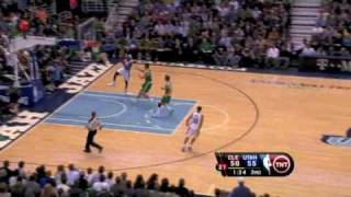 Delonte West finds LeBron James for the jam [upl. by Enavi]