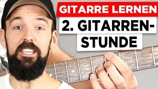 Gitarre lernen  Deine 2 Gitarrenstunde  Akkorde sauber greifen und ein wichtiges Schlagmuster [upl. by Antonina]