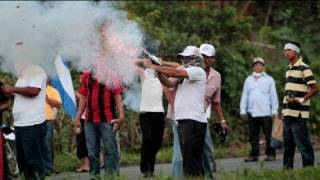 Enfrentamientos entre sandinistas y opositores en las calles de Managua [upl. by Laubin]