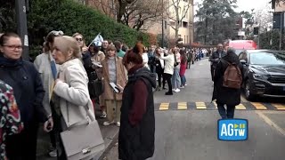 Il video della fila al consolato russo di Milano contestati alcuni manifestanti anti Putin [upl. by Enak672]