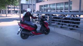 Motos Garage Tv Consejo Seguridad  Aparcar un Scooter  KYMCO [upl. by Dine]