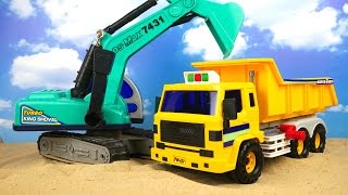 Le camionbenne avec l’excavateur aideront à amener du sable Jouets pour les enfants [upl. by Chud]