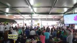 Banda El Recodo Sorprende A La Gente En Un Restaurante 2014 [upl. by Ayana85]