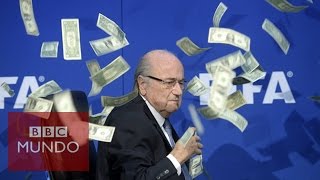 Blatter rociado con billetes por comediante Lee Nelson [upl. by Bergerac]