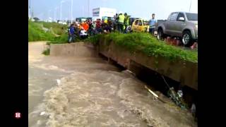 Angustioso rescate de hombre que iba siendo arrastrado por arroyo [upl. by Tilford]