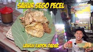 Makan sahur sego pecel pincuk godong jati khas pedesaan [upl. by Adanar317]