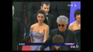 Festival de Cannes  montée des marches de Penelope Cruz et Pedro Almodovar  Archive vidéo INA [upl. by Lacagnia]