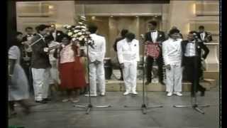 LOS KENTON video 80s les entregan flores   Ella y El  MERENGUE CLASICO [upl. by Finnie564]