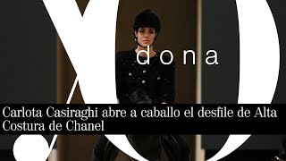 Carlota Casiraghi abre a caballo el desfile de Chanel en París [upl. by Lissak]