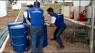 Segurança do Trabalho  Descarga de Produto Químico TDI Diisocianato de Tolueno em Galão [upl. by Ehcram266]