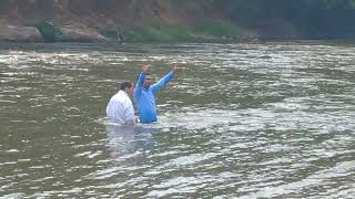 Bautismo en el nombre de Jesús del hno Carlos Garcia de Honduras en el rio lempa de El Salvador [upl. by Secunda]