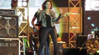 Kamli Kamli Live By Sunidhi Chouhan [upl. by Eerdua]