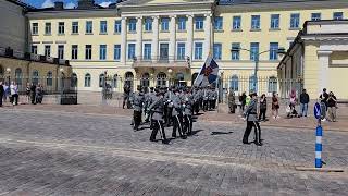 Wachablösung vor dem Finnischen Parlament nach Empfang des Ministers [upl. by Hanikas701]