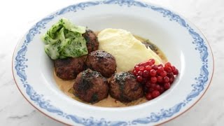 Köttbullar med gräddig löksås [upl. by Tynan]