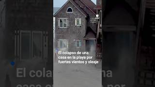 Así fue el colapso de una casa en una playa a causa del fuerte viento y el oleaje [upl. by Tigges]