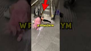 Sprawdź TO przed wejściem na schody ruchome 😨 shorts viral [upl. by Immij250]