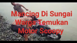 Mancing Di Sungai Warga Temukan Motor Scoopy [upl. by Kcirdnek]