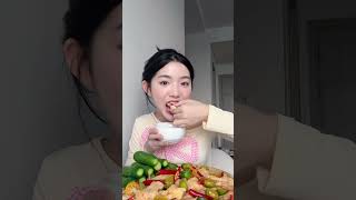 Thánh nữ mukbang siêu mê chân gà rút xương của bà Tuyết [upl. by Graehme965]